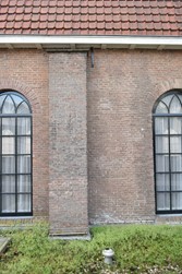 <p>De vensterreeks in de noordgevel wordt in het midden onderbroken door een zware steunbeer, het metselwerk links en rechts hiervan is licht afwijkend. In het metselverband van de vensters aan de rechter zijde is de hoekoplossing gerealiseerd met een klezoor in de koppenlaag, een oplossing die in de IJsselstreek tot omstreeks 1730 gebruikelijk was. </p>
